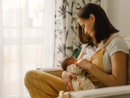 حليب ثدي الأمهات المُلقحات ضد كوفيد-19 يحتوي أجسام مضادة تحارب المرض
